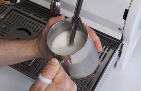 How do you froth milk with a steam wand? - Coolblue - anything for